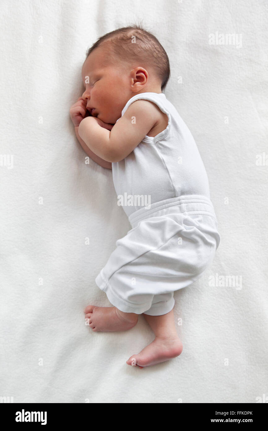Schlafenden Neugeborenen in voller Länge Stockfoto