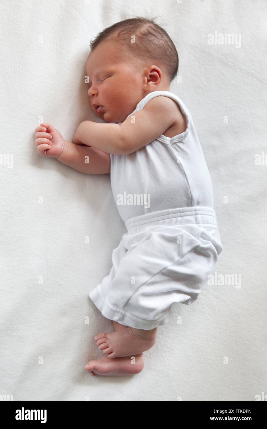 Schlafenden Neugeborenen in voller Länge Stockfoto