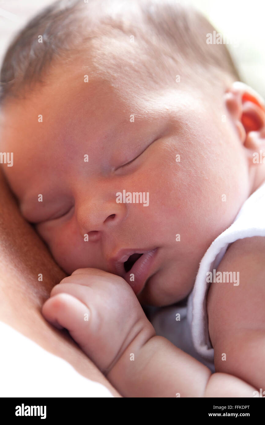 Neugeborene schlafen hautnah Stockfoto