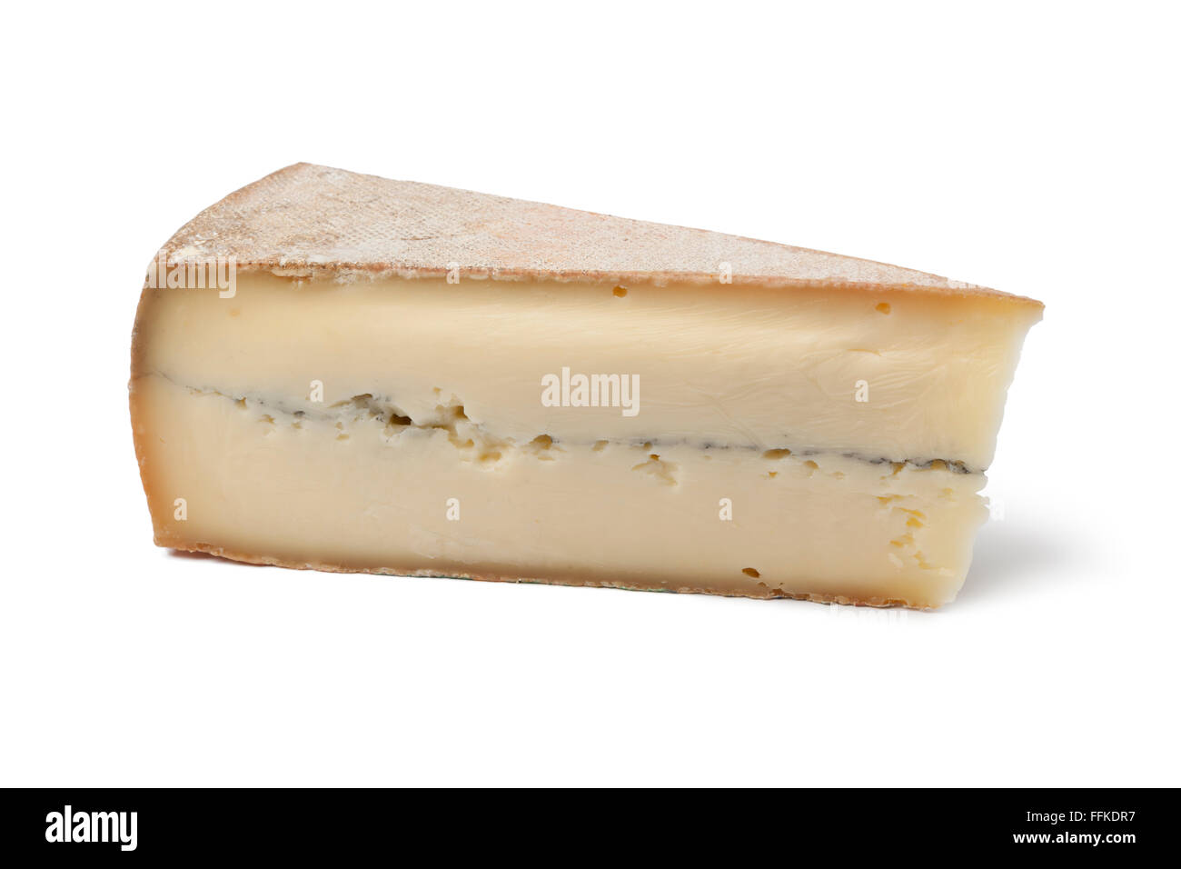 Französisch Morbier Käse auf weißem Hintergrund Stockfoto