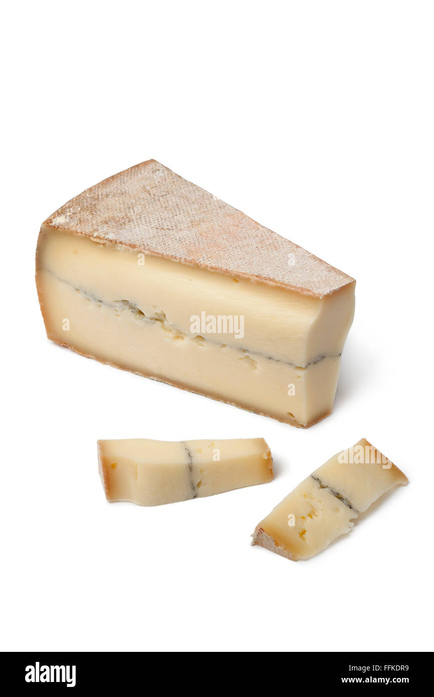 Französisch Morbier Käse auf weißem Hintergrund Stockfoto