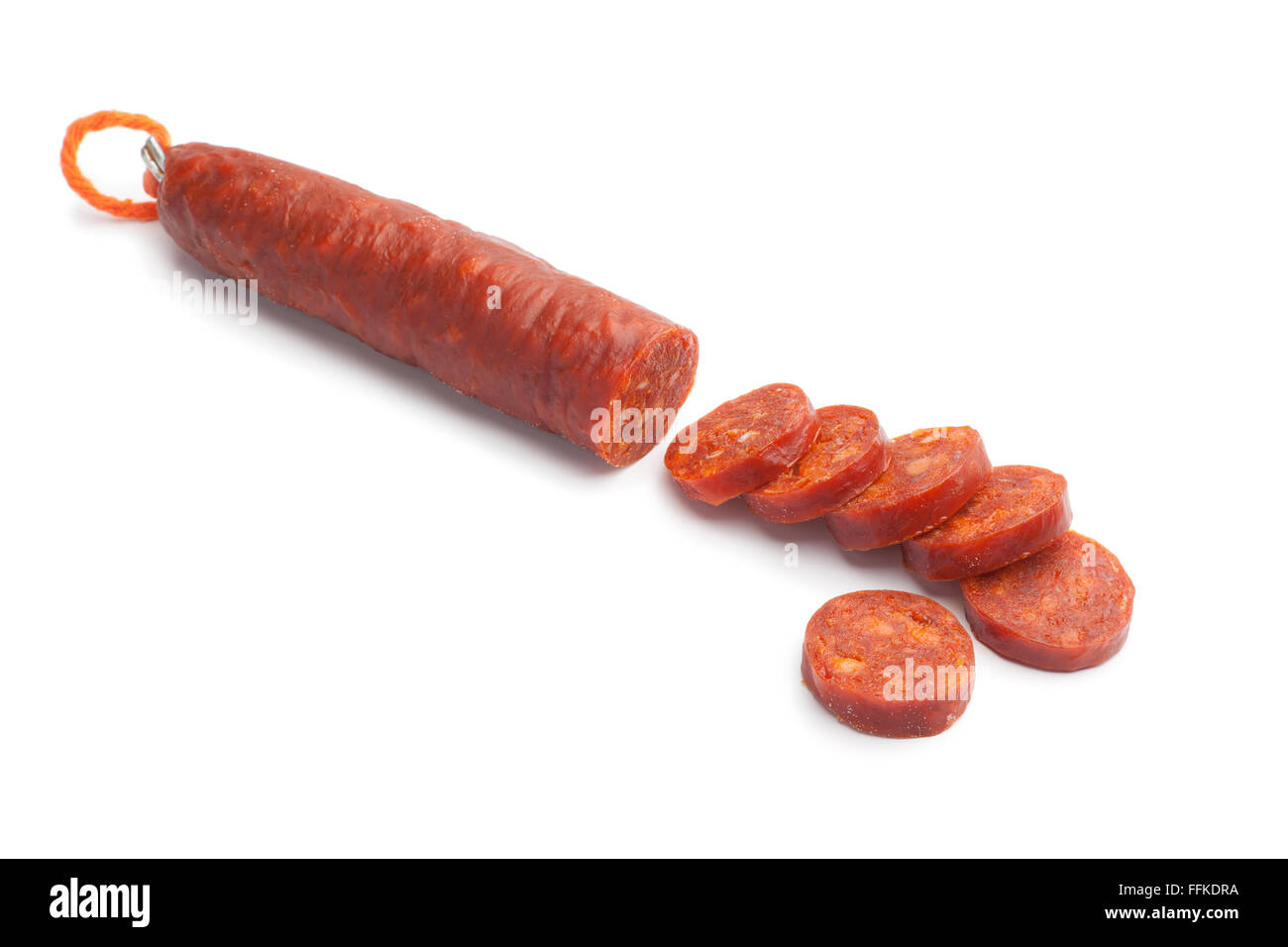 In Scheiben geschnitten spanische Chorizo-Wurst auf weißem Hintergrund Stockfoto