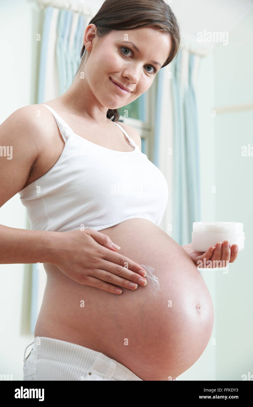 Schwangere Frau feuchtigkeitsspendende Bauch Stockfoto