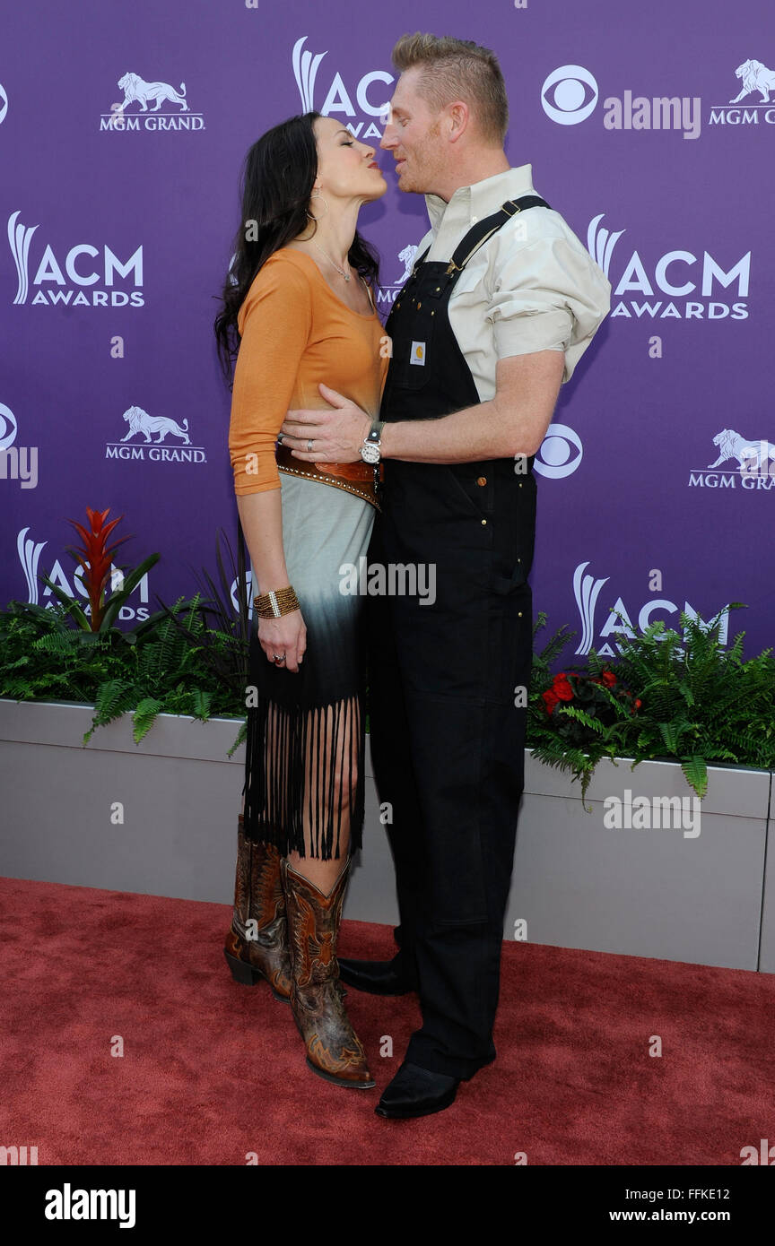 Las Vegas, Nevada, USA. 7. April 2013. Sänger Joey Feek, links, und ihr Ehemann, Rory Feek von Joey Rory kommen bei der 48. jährliche Akademie der Country Music Awards im MGM Hotel in Las Vegas, Nevada auf 7. April 2013. © David Becker/ZUMA Draht/Alamy Live-Nachrichten Stockfoto