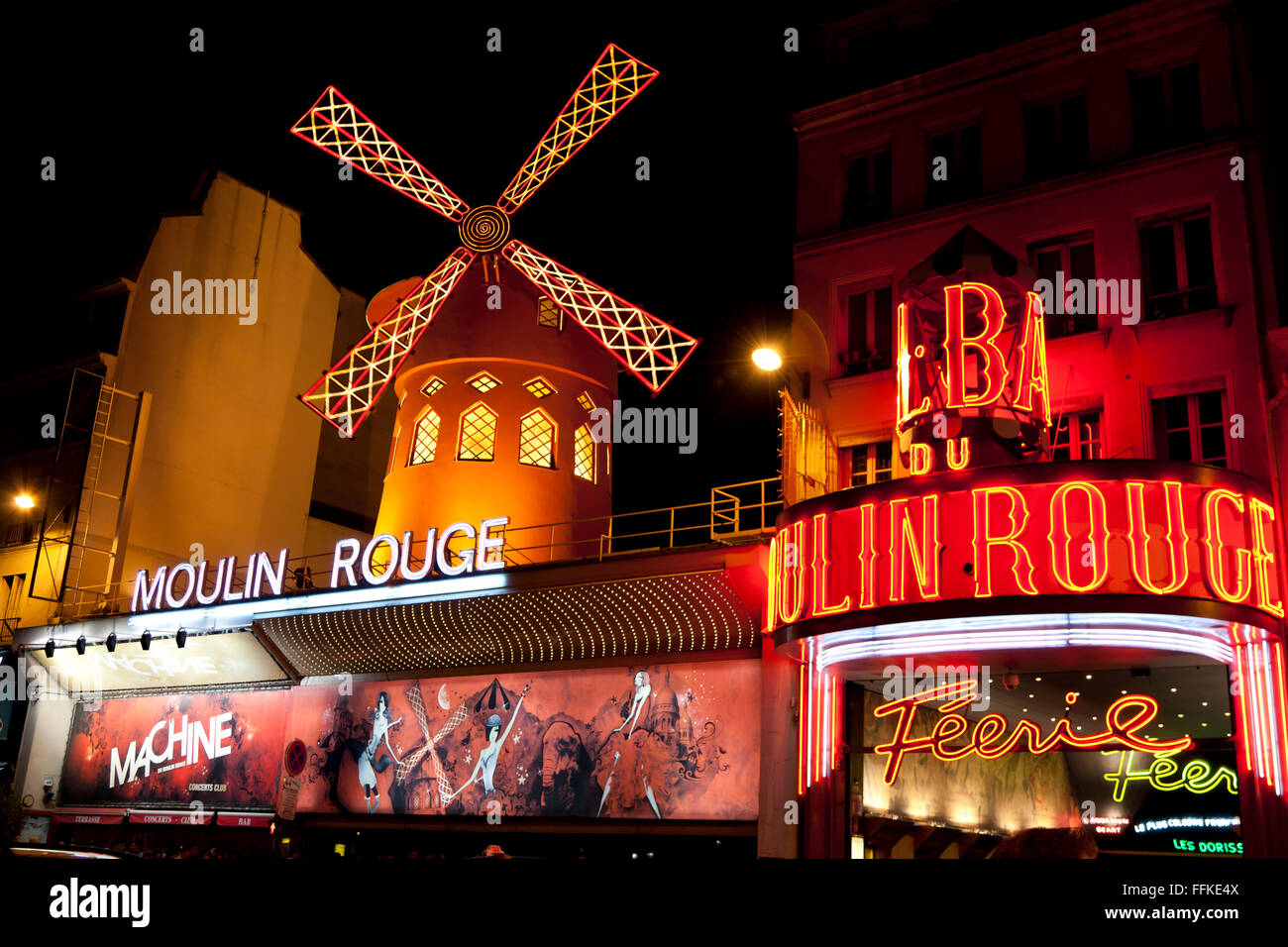 Moulin Rouge Montmartre Paris Frankreich am Abend Stockfoto