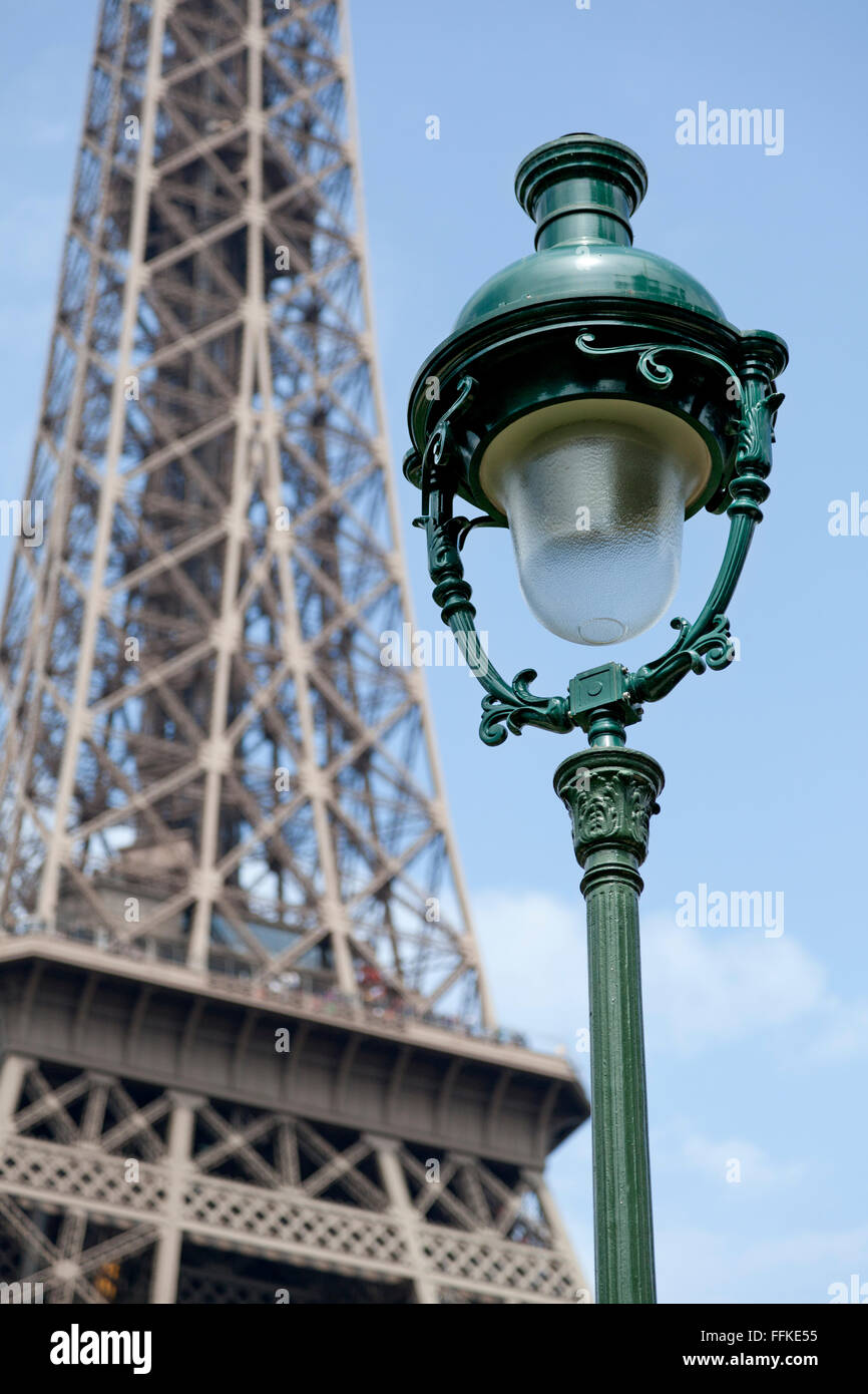 Eiffelturm und französische Laterne Paris Frankreich Stockfoto