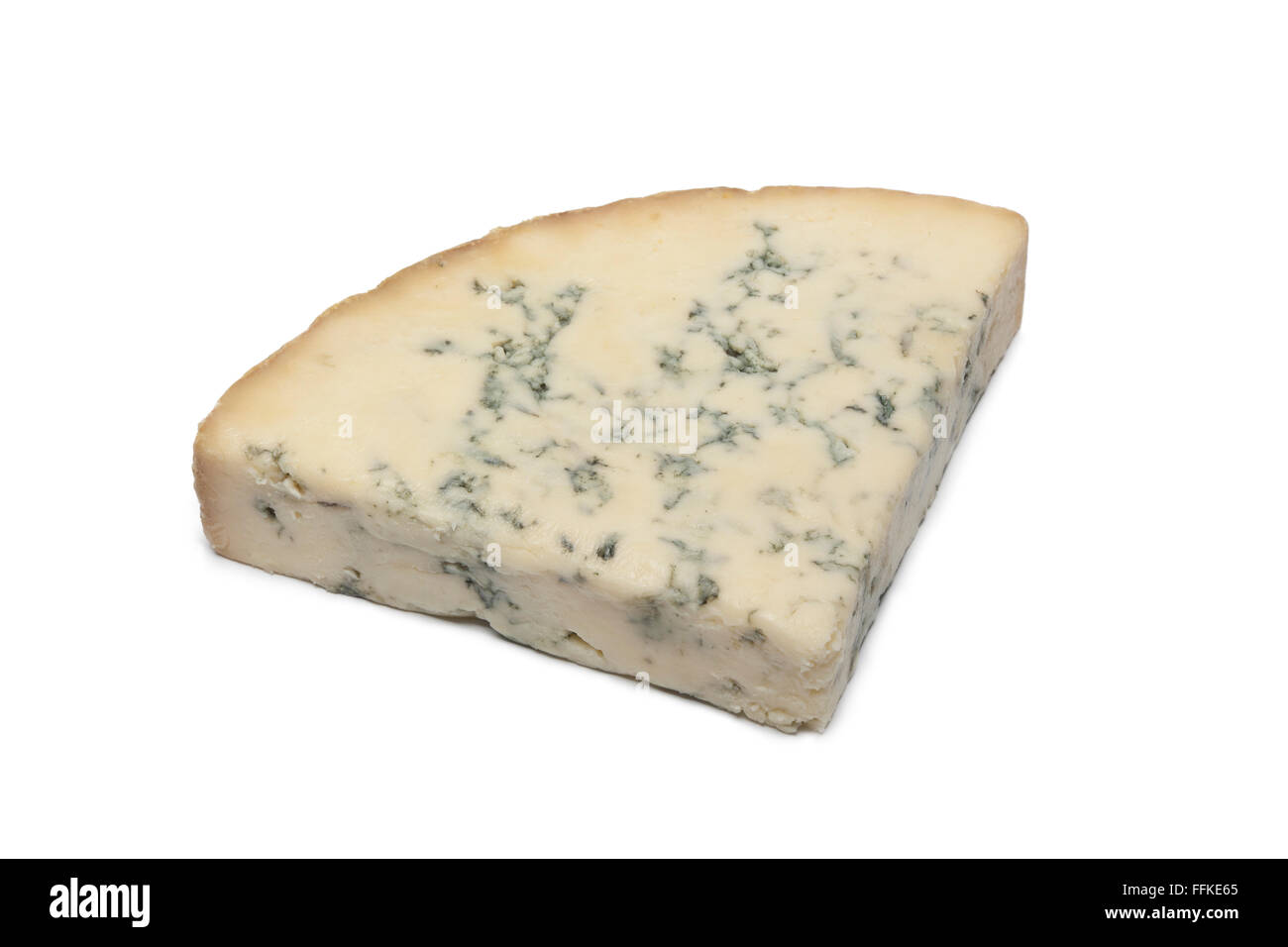 Keil von Blue Stilton Käse auf weißem Hintergrund Stockfoto