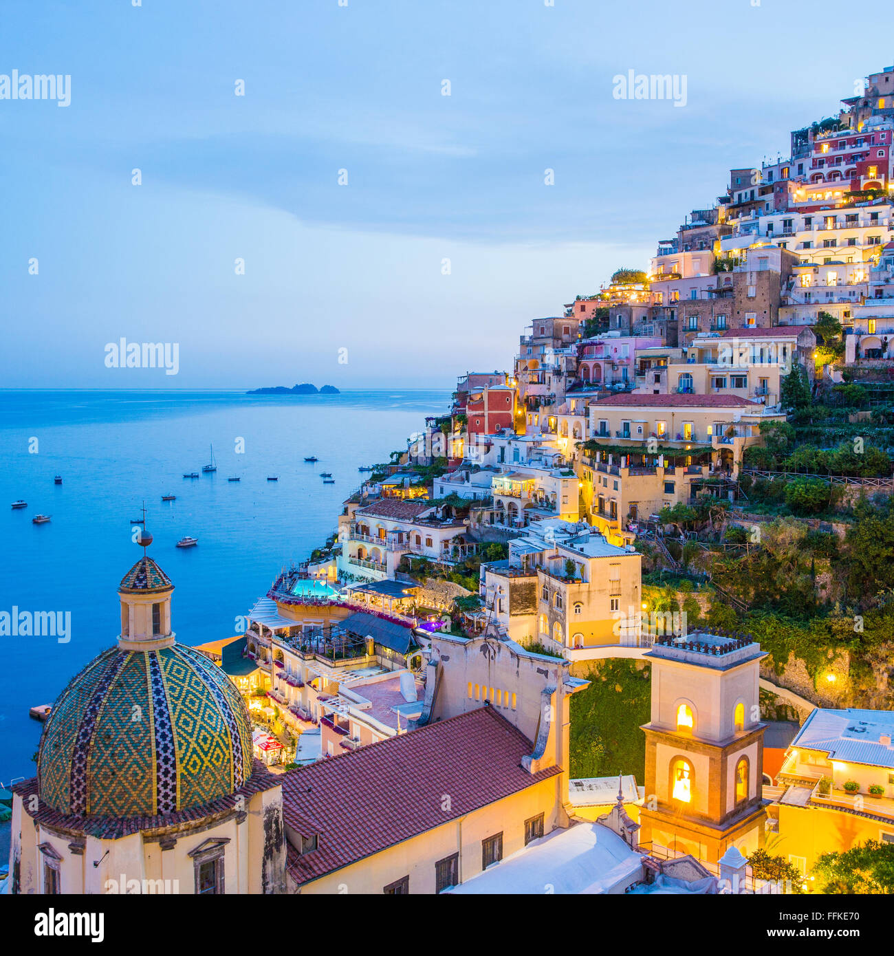 Positano bei Sonnenuntergang, Amalfiküste, Kampanien, Italien Stockfoto