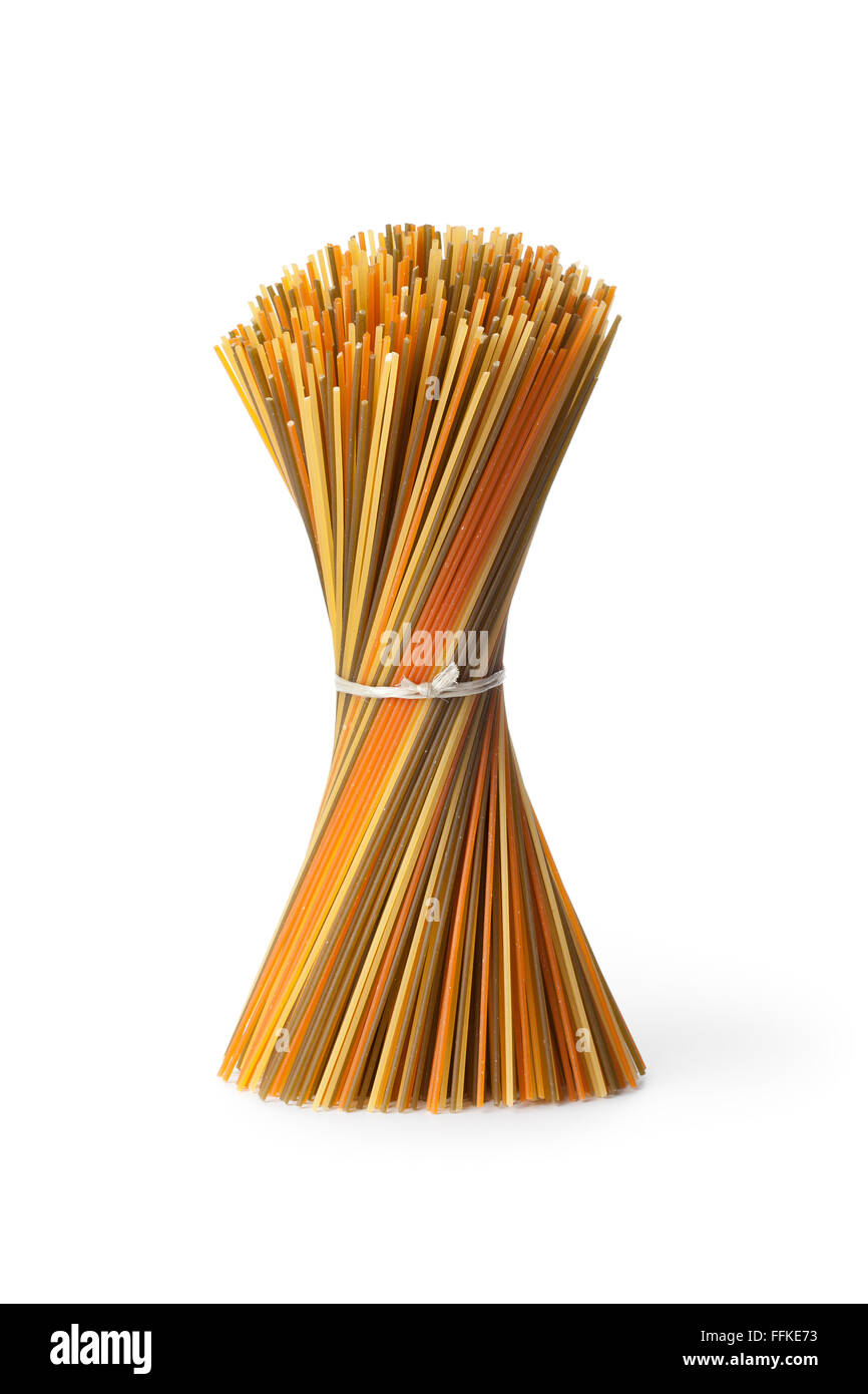 RAW farbige Spaghetti auf weißem Hintergrund Stockfoto
