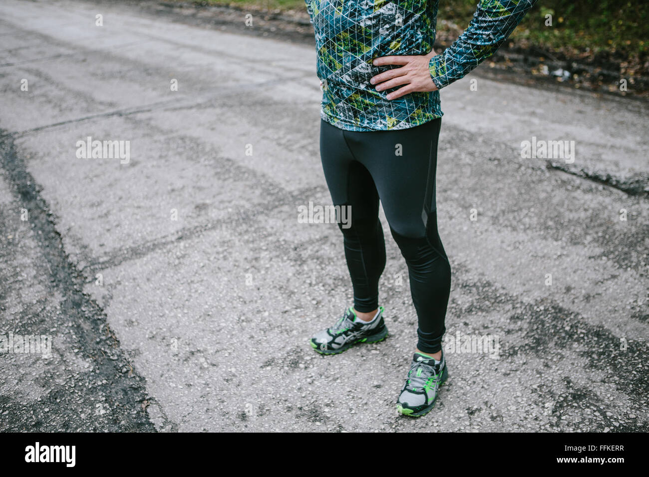 Unterkörper Fit Läufer mit Händen auf den Hüften Stockfoto