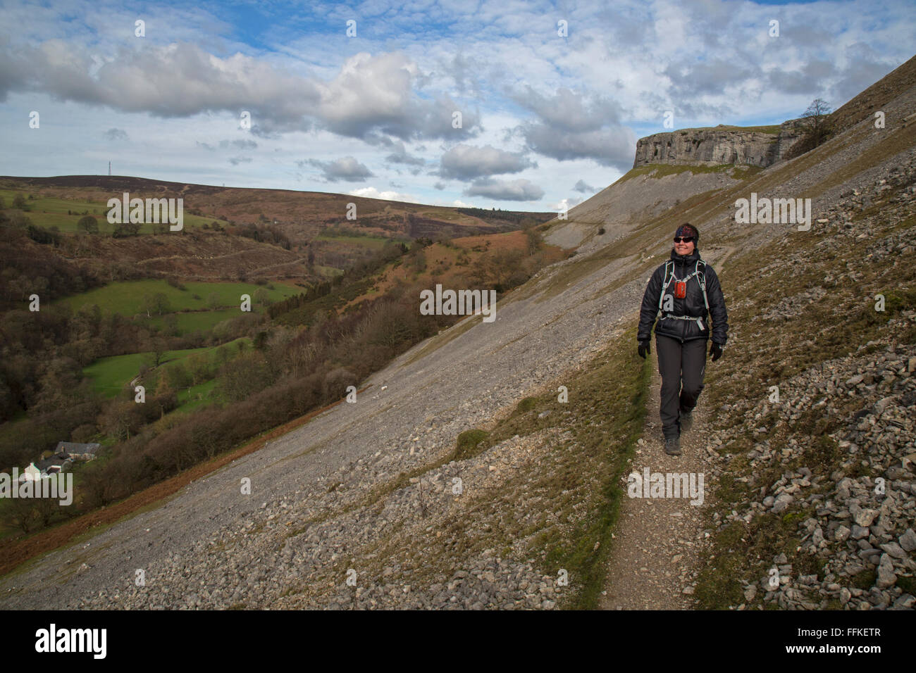 Weibliche Walker in den Eglwyseg Bergen, oberhalb von Llangollen in Wales. Die Offa Dyke Wanderweg am Fuße des Hanges. Stockfoto