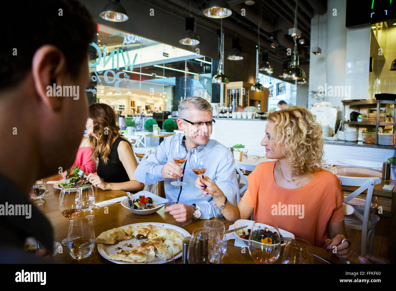 Gruppe von Freunden feiern im restaurant Stockfoto