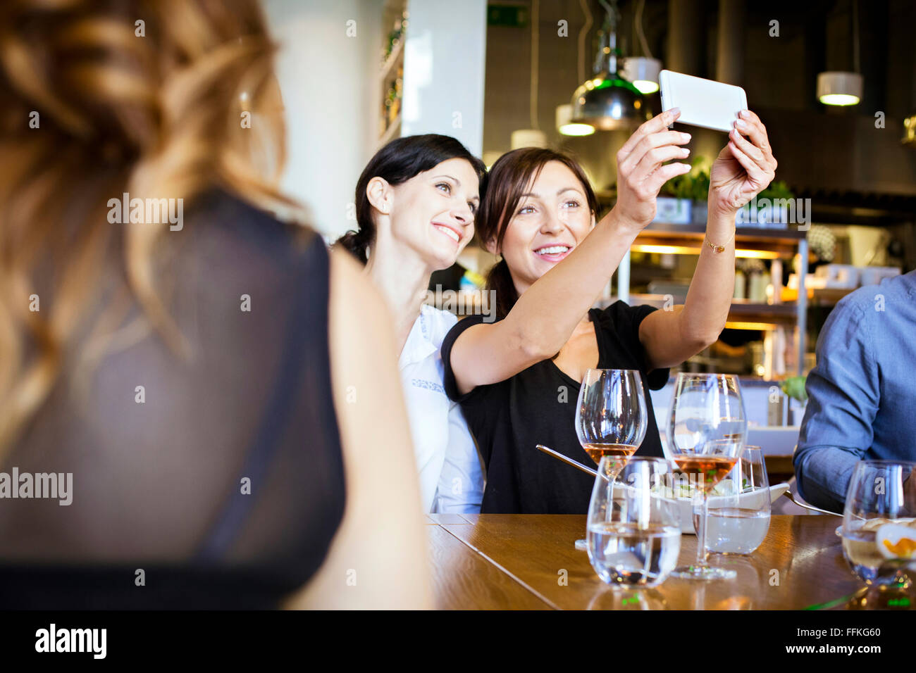 Zwei Frauen, die eine Selfie im restaurant Stockfoto