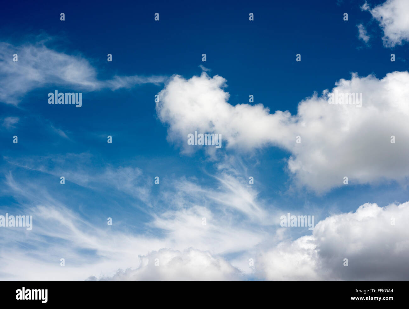 Ein blauer Himmel mit weißen Wolken Stockfoto
