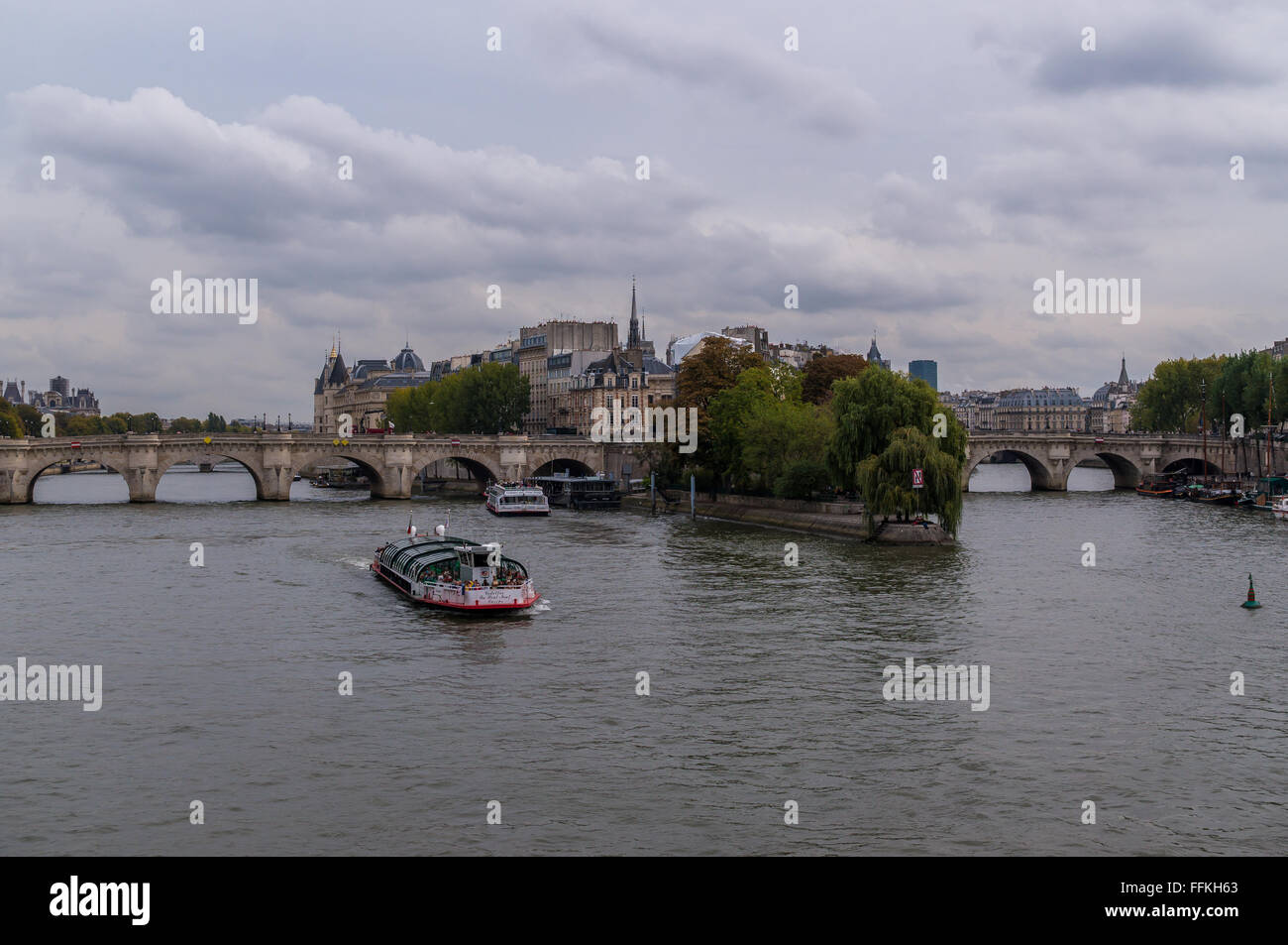 Bateau Mouche Ausflugsboot auf der Seine, Ile De La Cite, Paris, Frankreich Stockfoto