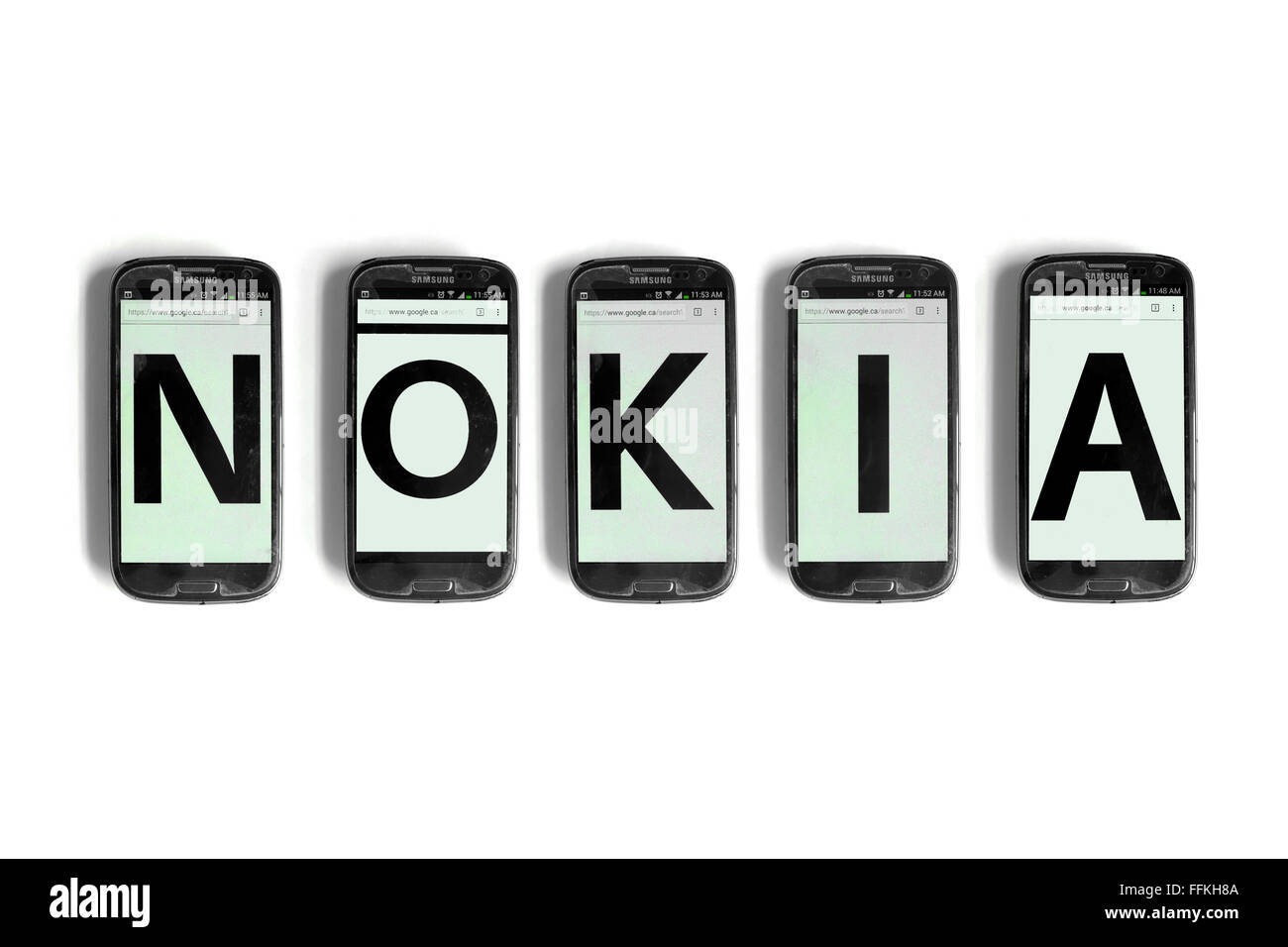 Nokia geschrieben am Smartphone Bildschirme vor weißem Hintergrund fotografiert. Stockfoto