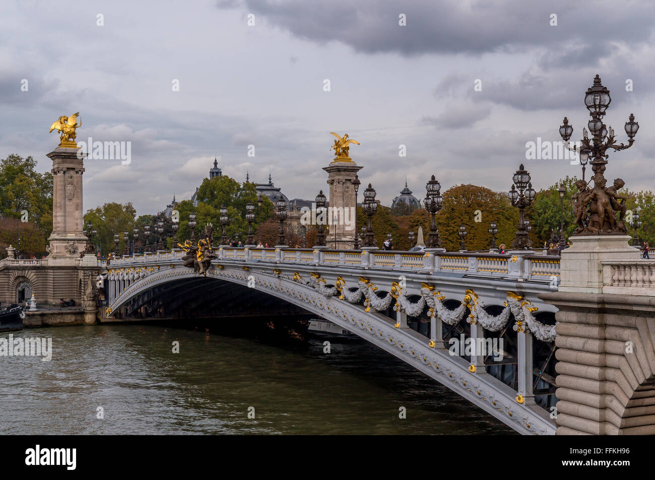Pont Alexandre III (Alexander III Brücke) über den Fluss Seine, Paris, Frankreich Stockfoto