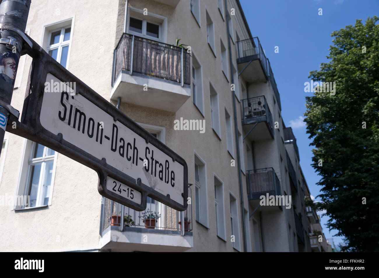 Straßenschild der Simon-Dach-Straße in berlin Stockfoto