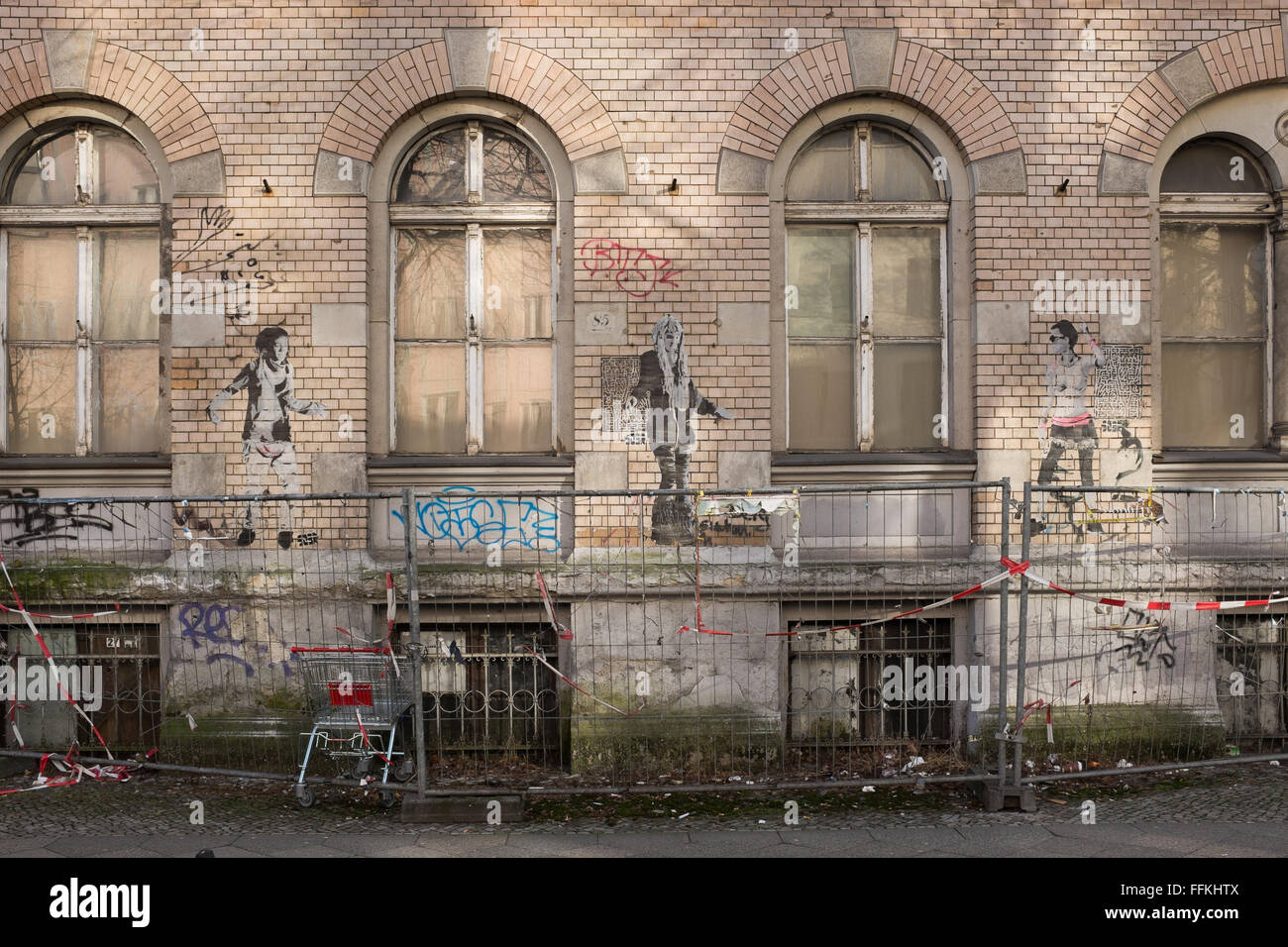 BERLIN, Februar 12: Fassade und street-Art "Seine Time to Dance" von SOBR in Torstrasse Berlin Mitte am 12. Februar 2016. Stockfoto