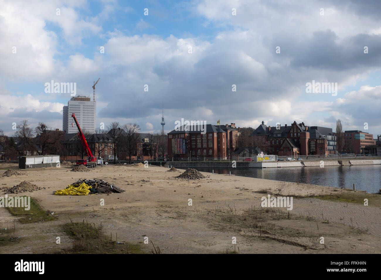 BERLIN - Februar 12: The Spree, Campus Charité Mitte und einem leeren Grundstück in Berlin-Mitte am 12. Februar 2016 fertig. Stockfoto