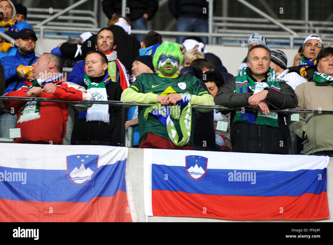 Fans während der Fußball-UEFA EURO 2016 Play-off-Spiel zwischen der Ukraine und Slowenien Nationalmannschaften Stockfoto