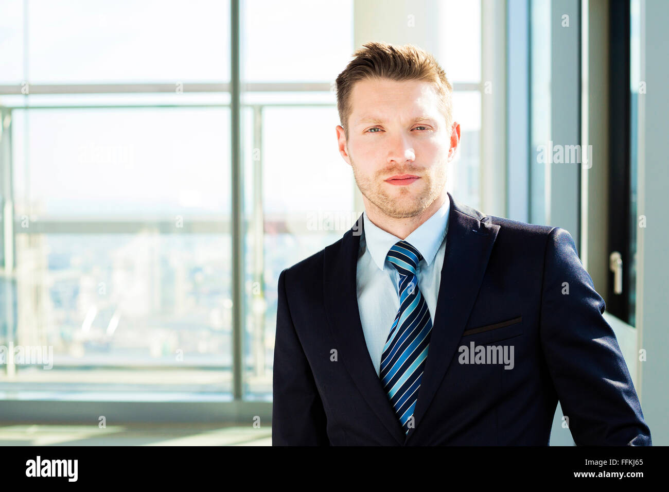 Porträt von gut gekleideten Geschäftsmann Stockfoto