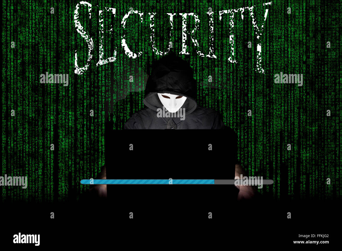 Ein maskierter Mann auf einen Laptop als Symbol für die Gefahren des Internets. Stockfoto