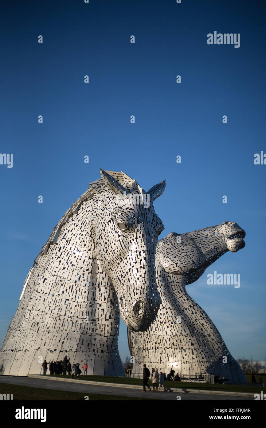 "Die Kelpies" Pferdeskulptur des Bildhauers Andy Scott im Helix-Park in Falkirk, Schottland. Stockfoto
