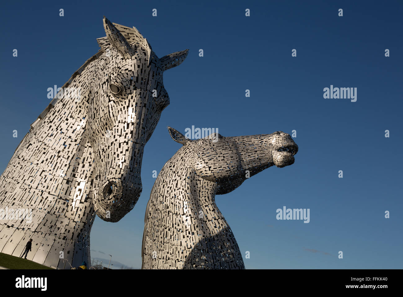 "Die Kelpies" Pferdeskulptur des Bildhauers Andy Scott im Helix-Park in Falkirk, Schottland. Stockfoto