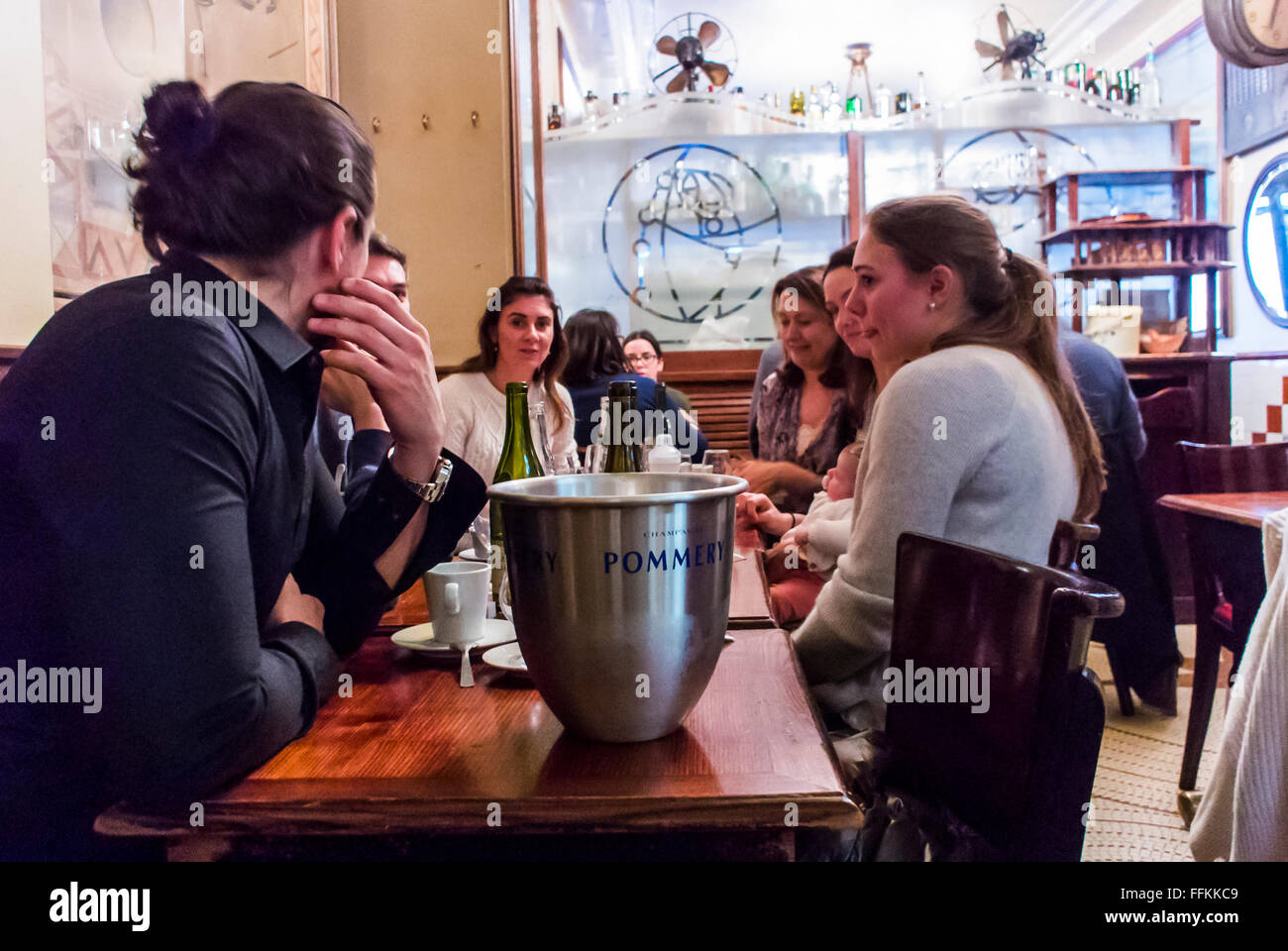 Paris, Frankreich, Gruppe von Menschen, Damenessen, gemeinsame Mahlzeiten im traditionellen französischen Bistro-Restaurant im Marais, „Au Petit Fer à Cheval“ im Table, in Pariser Restaurants Stockfoto