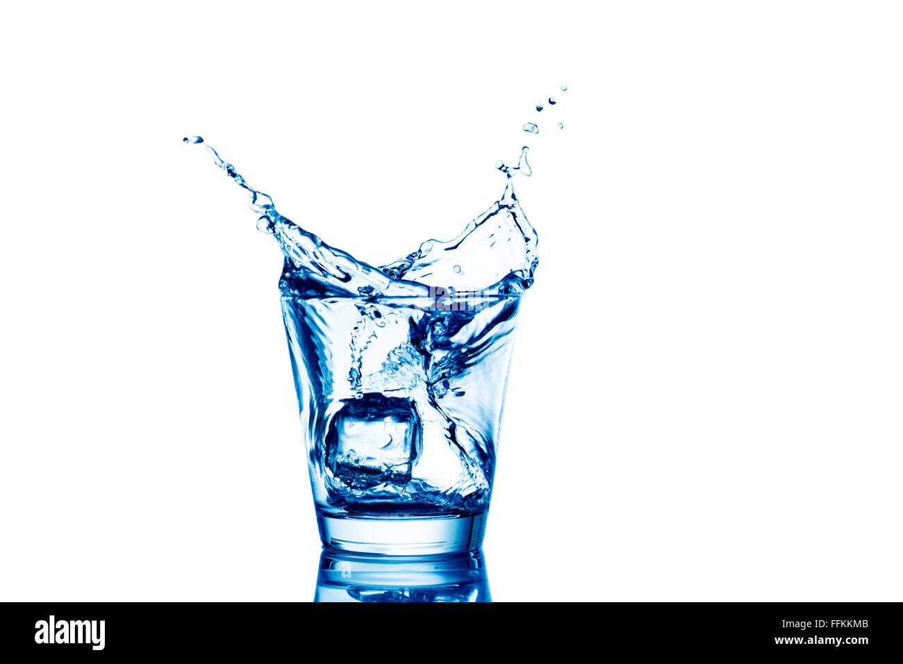 Eiswürfel, Spritzwasser in Glas Wasser, isoliert auf weiss Stockfoto