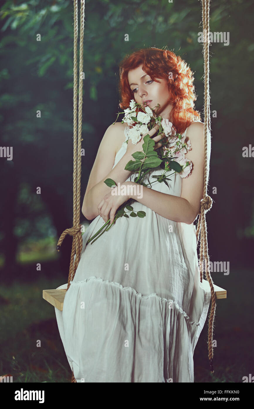 Romantische Porträt einer schönen Frau mit roten Haaren. Schwingen Sie in einem Wald Stockfoto