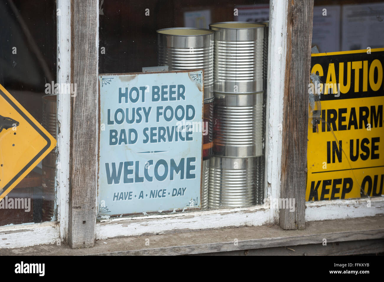 Schilder in den Fenstern des Imnaha Store und Taverne in der kleinen Stadt Imnaha, Oregon. Stockfoto