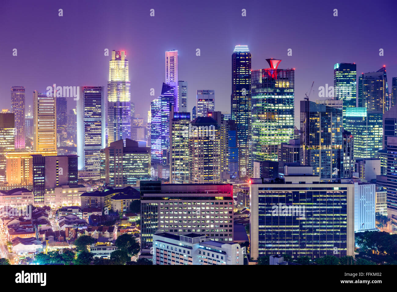 Skyline von Singapur Financial District bei Nacht. Stockfoto
