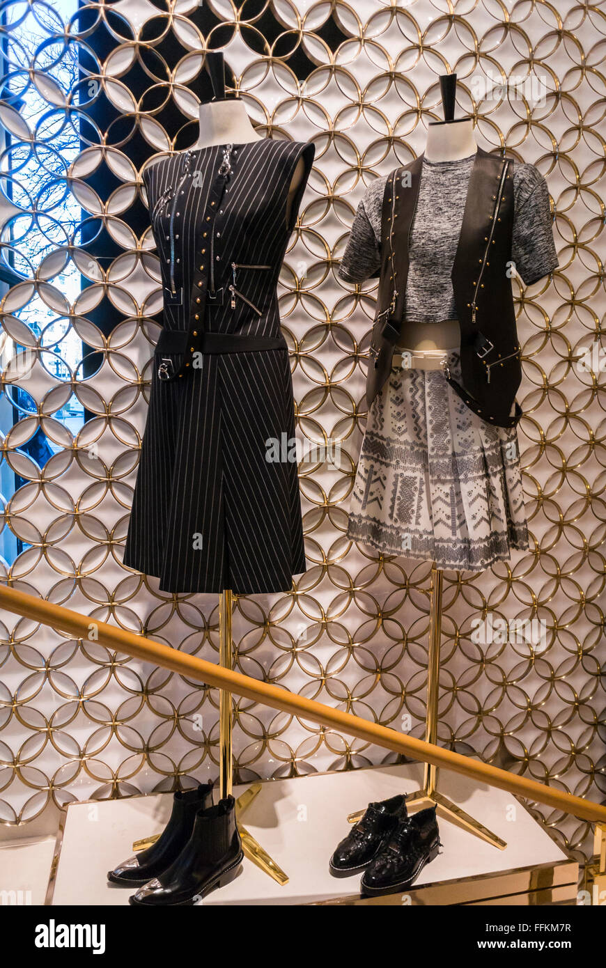 Paris, Frankreich, Luxus-Designer-Kleider auf der Ausstellung, Inside Fashion Label Store, LVMH, Louis Vuitton Store Designer-Label Stockfoto