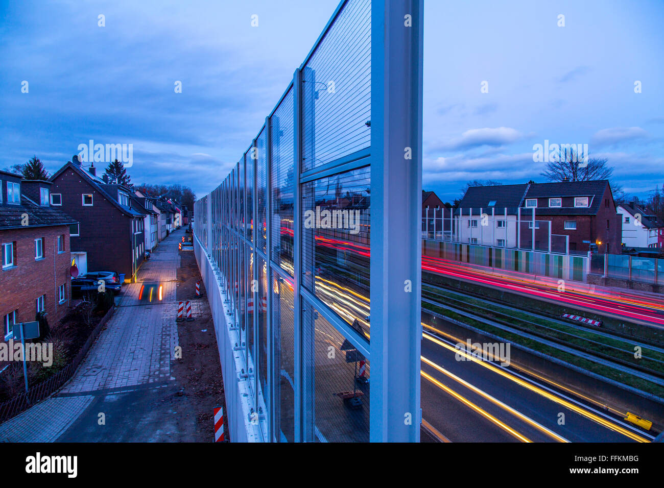 Lärm-Reduzierung Barriere Wände entlang der Autobahn, Autobahn A40 in Essen, Deutschland, Häuser stehen direkt an der Autobahn Stockfoto