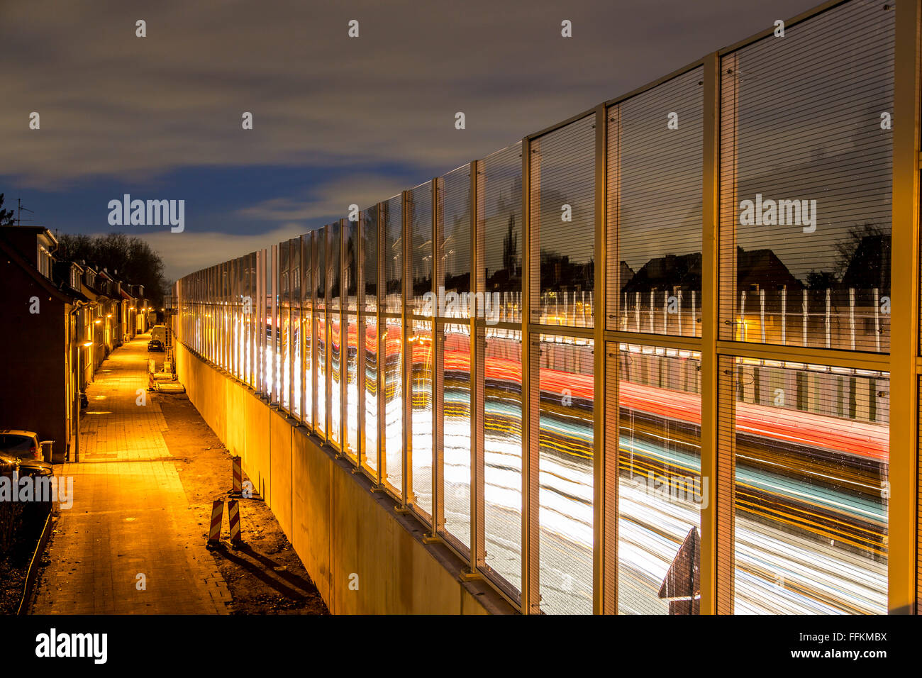 Lärm-Reduzierung Barriere Wände entlang der Autobahn, Autobahn A40 in Essen, Deutschland, Häuser stehen direkt an der Autobahn Stockfoto