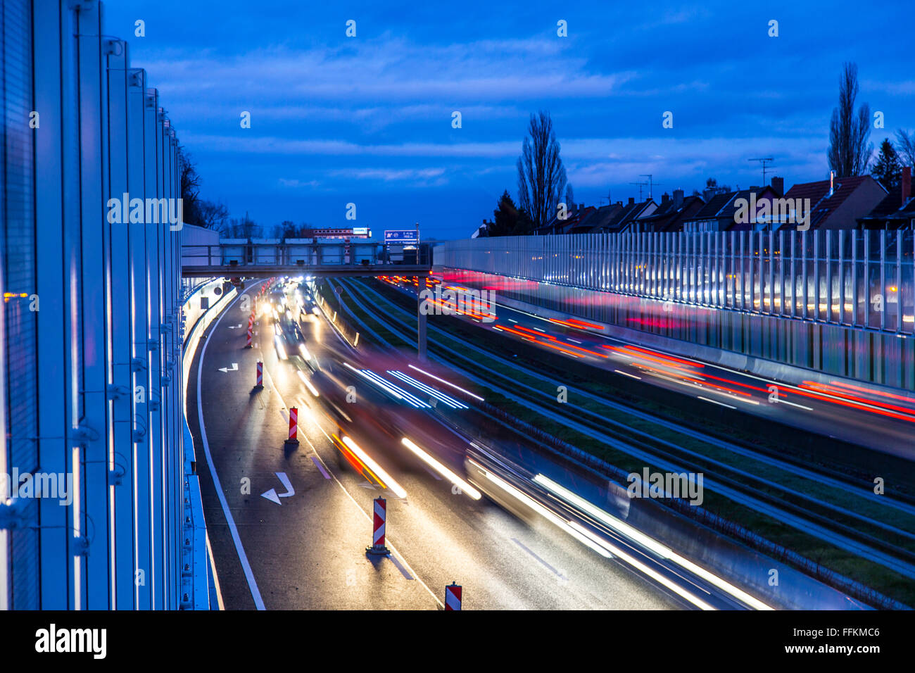 Lärm-Reduzierung Barriere Wände entlang der Autobahn, Autobahn A40 in Essen, Deutschland, Häuser stehen direkt an der Autobahn Stockfoto