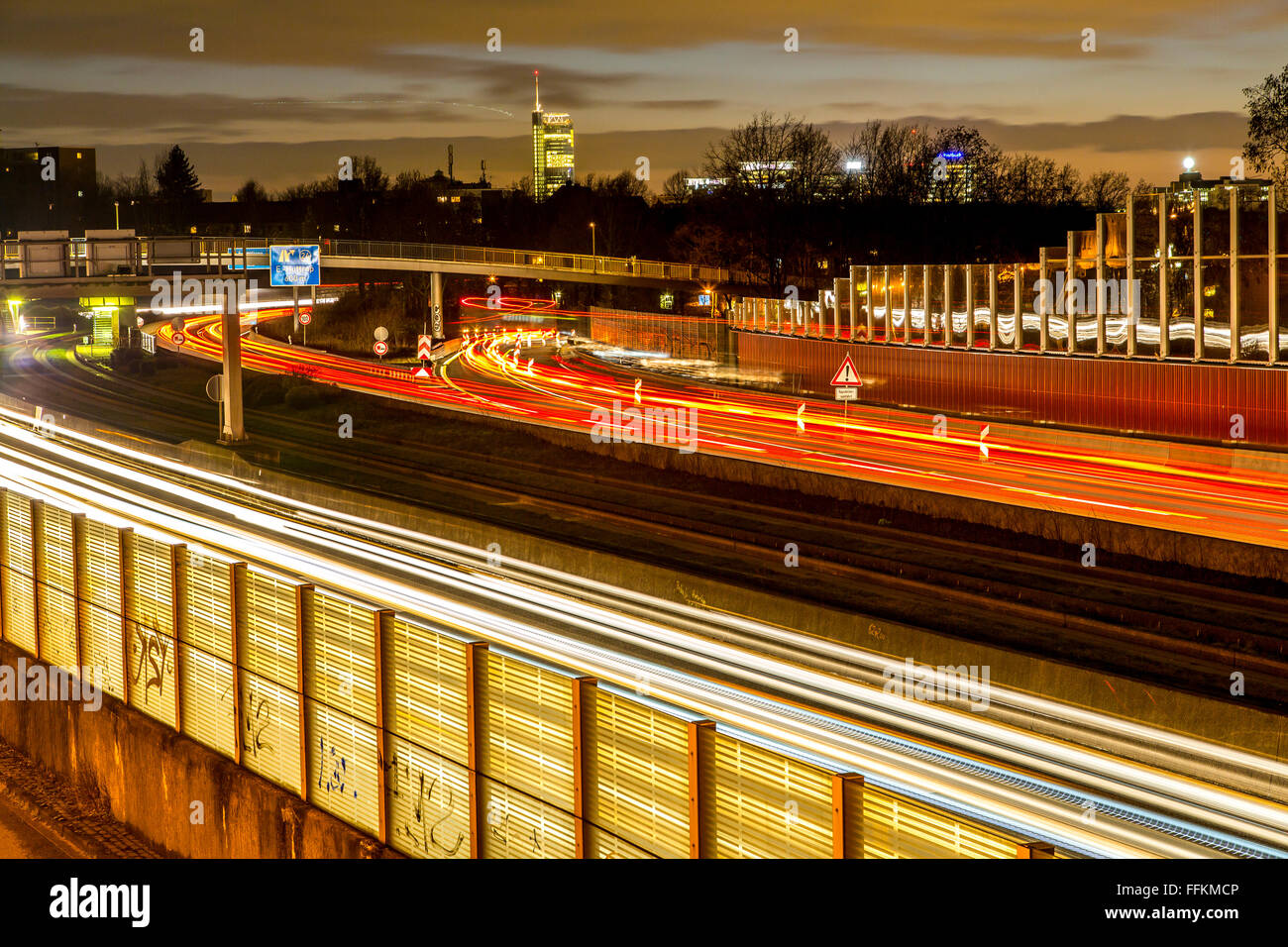 Lärm-Reduzierung Barriere Wände entlang der Autobahn, Autobahn A40 in Essen, Deutschland, Häuser stehen direkt an der Autobahn Stockfoto