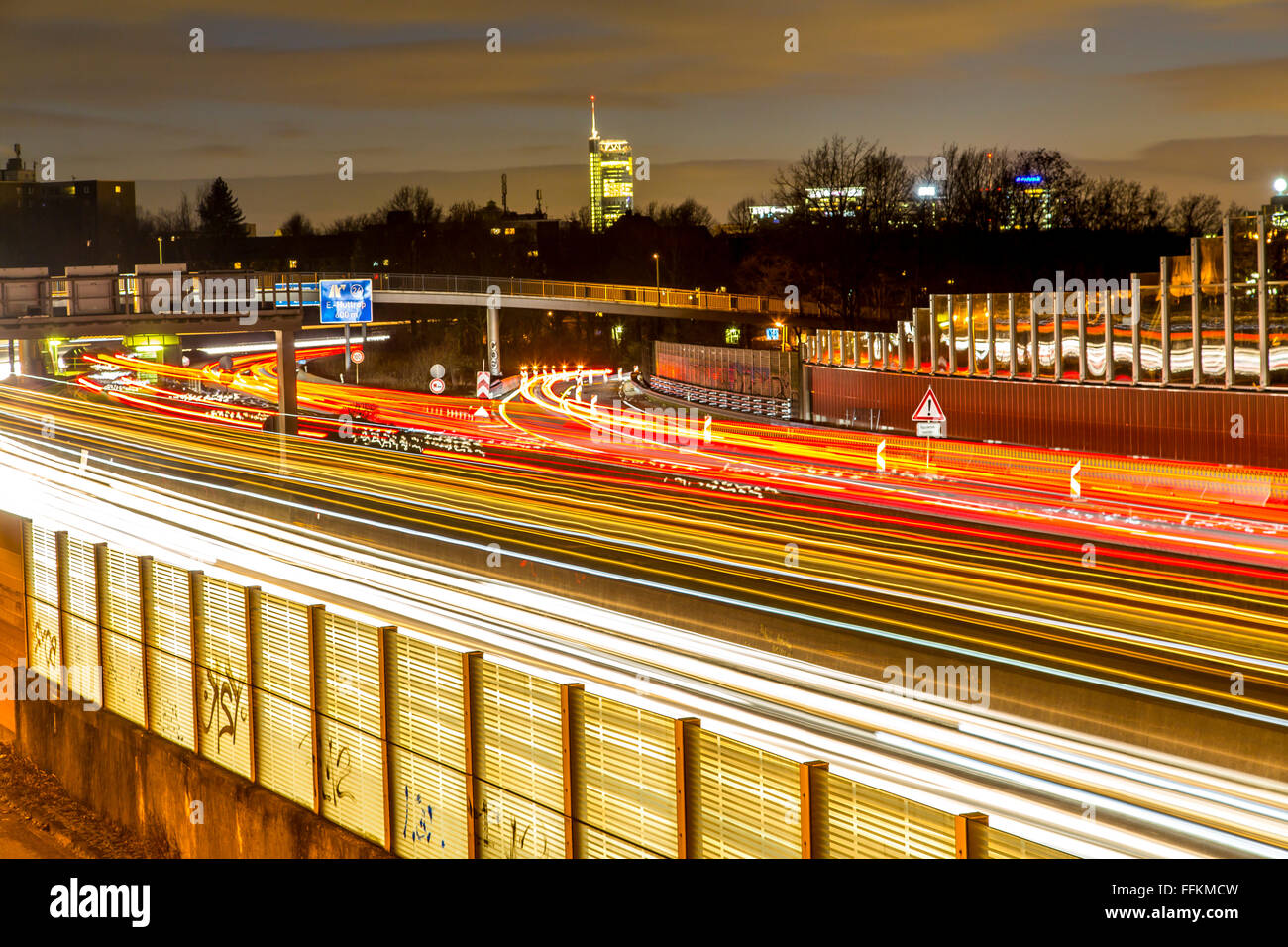 Lärm-Reduzierung Barriere Wände entlang der Autobahn, Autobahn A40 in Essen, Deutschland, Häuser stehen direkt an der Autobahn Stockfoto