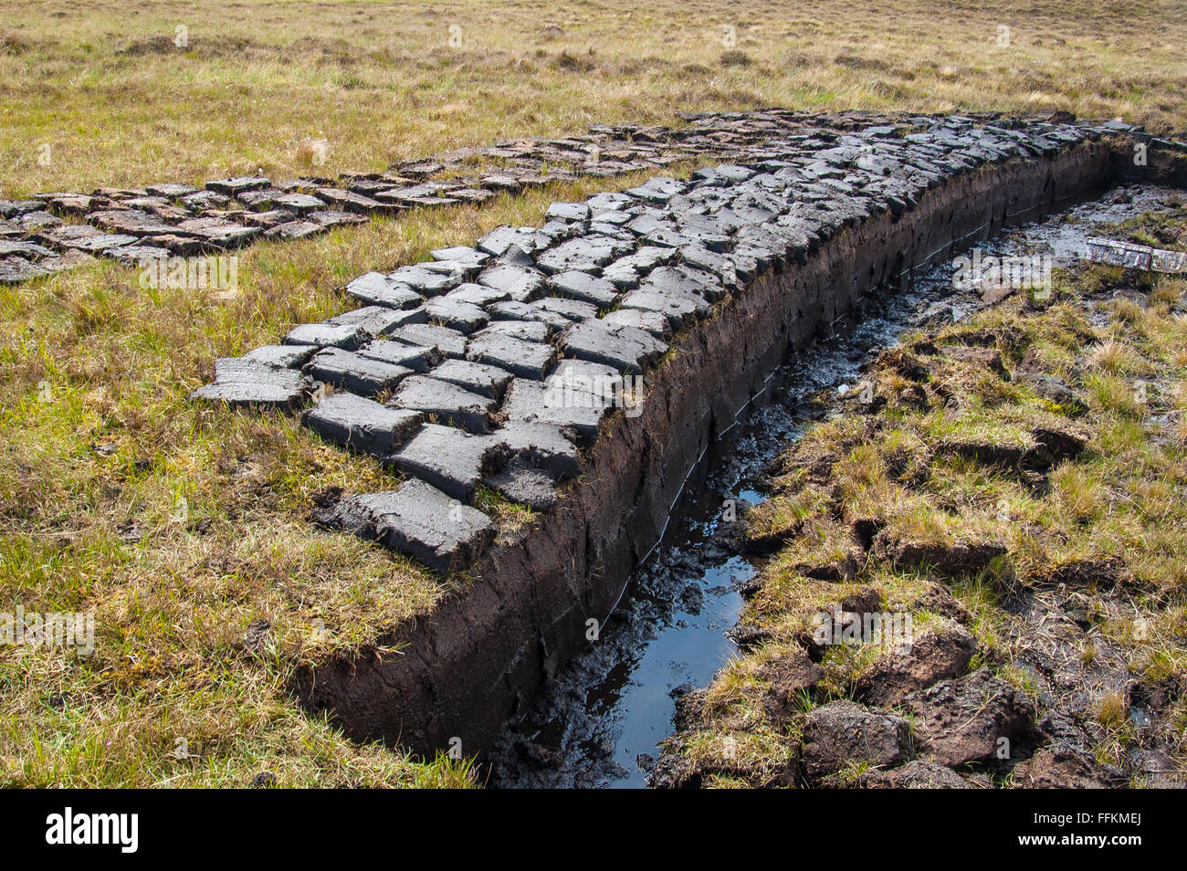 Torf (Rasen) geschnitten und Links auf einem Feuchtgebiet in den schottischen Highlands zu trocknen Stockfoto