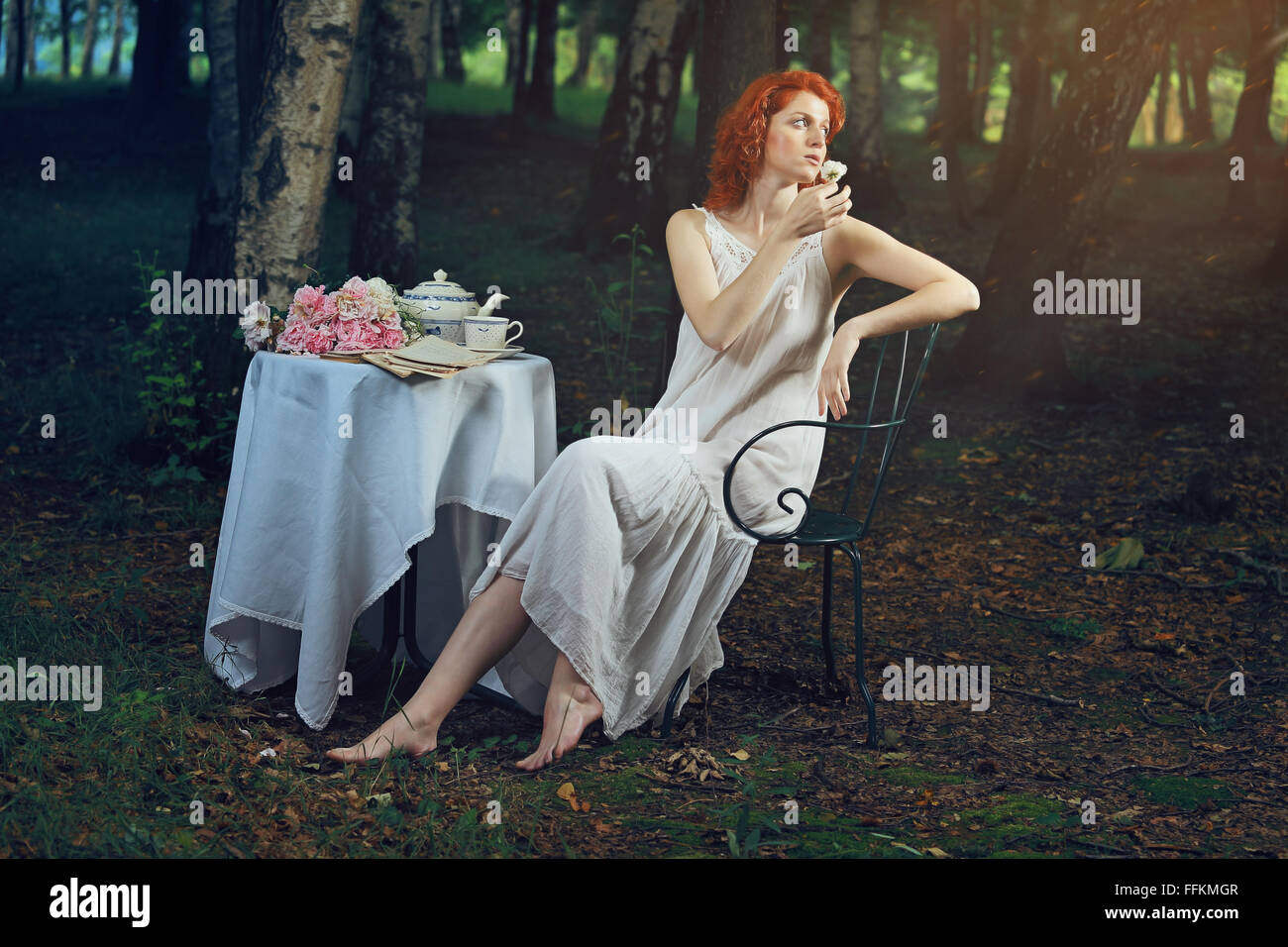 Schöne Frau mit roten Haaren in romantisches Licht surreal. Fantasie-Porträt Stockfoto