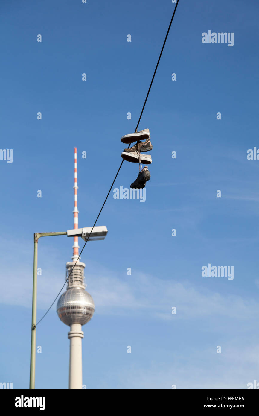 hängende Schuhe in berlin Stockfoto
