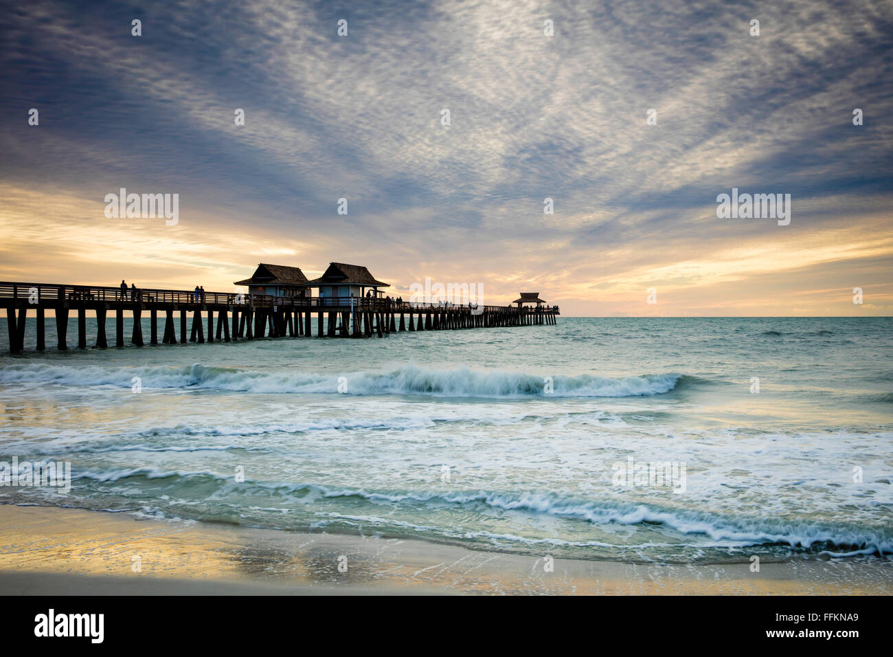 Abend über Naples Pier und den Golf von Mexiko in Naples, Florida, USA Stockfoto