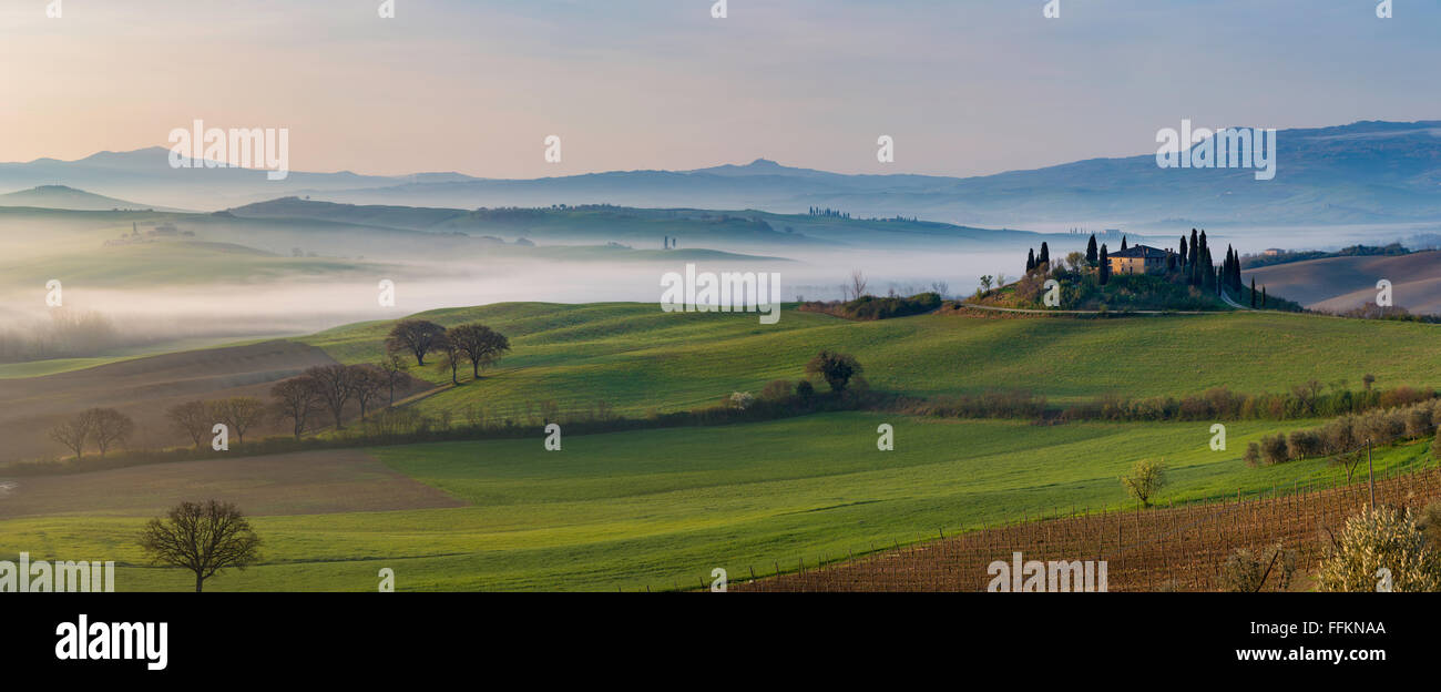 Über Podere Belvedere und der toskanischen Landschaft in der Nähe von San Quirico d'Orcia, Toskana, Italien Dawn Stockfoto