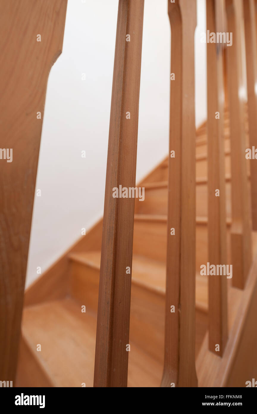 Holzarbeiten aus Holz handgemacht Kiefer-Treppe-Treppe im Inneren Schritte Riser und Lauffläche durch Geländer geschützt Stockfoto