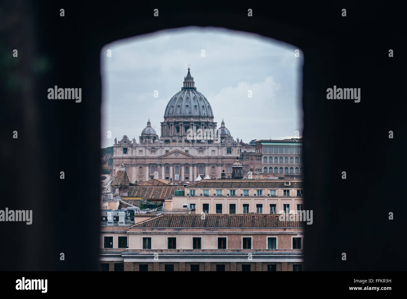 Blick auf den Vatikan und den Petersdom wie aus einem Fenster in Castel Sant'Angelo in Rom gesehen Stockfoto