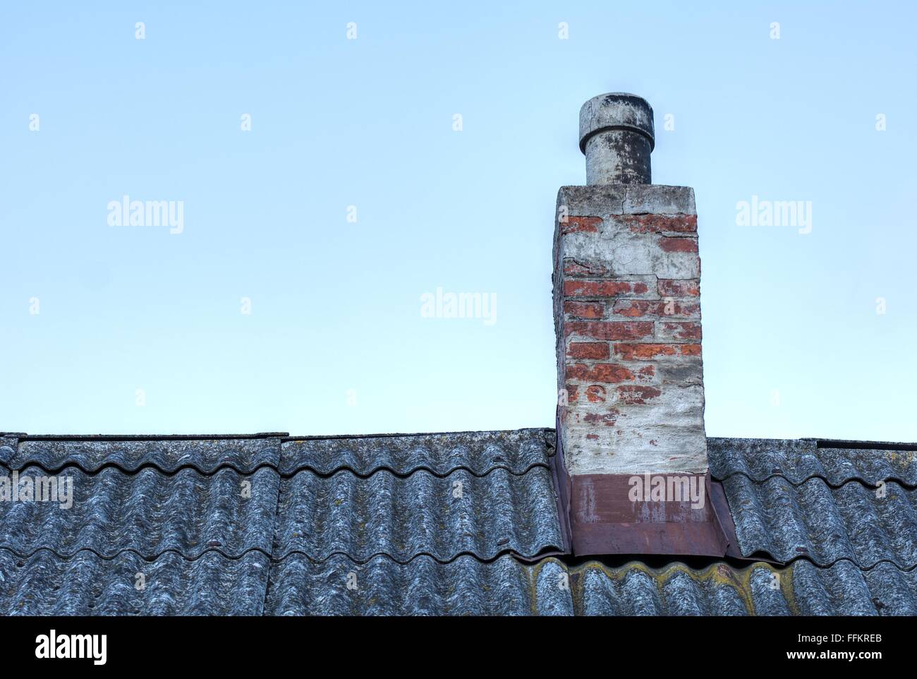 Alte gemauerte Schornstein oben auf das alte Dach. Stockfoto
