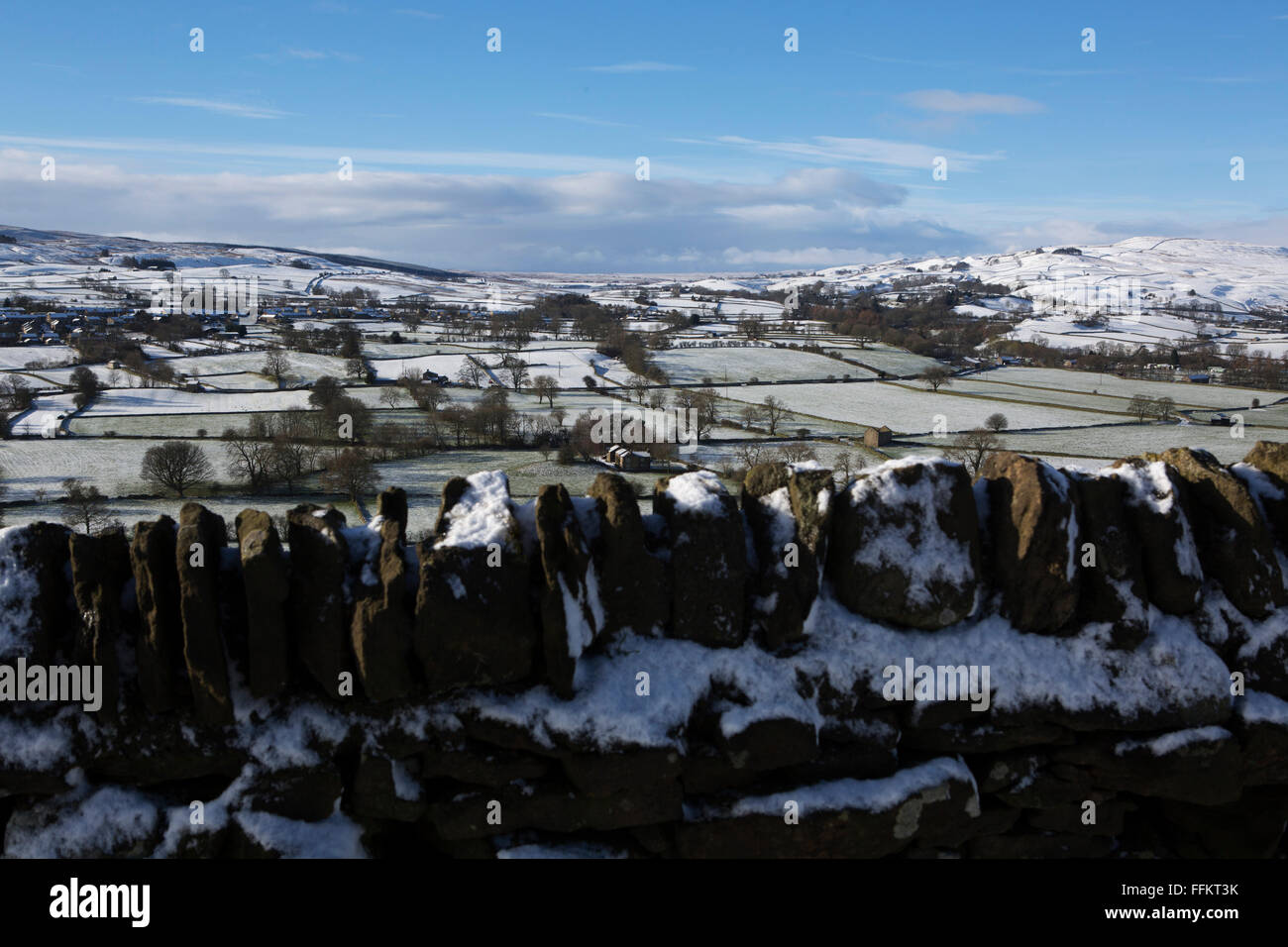 Landschaft im oberen Teesdale im County Durham, England. Eine Trockenmauer verläuft durch die winterliche Landschaft. Stockfoto