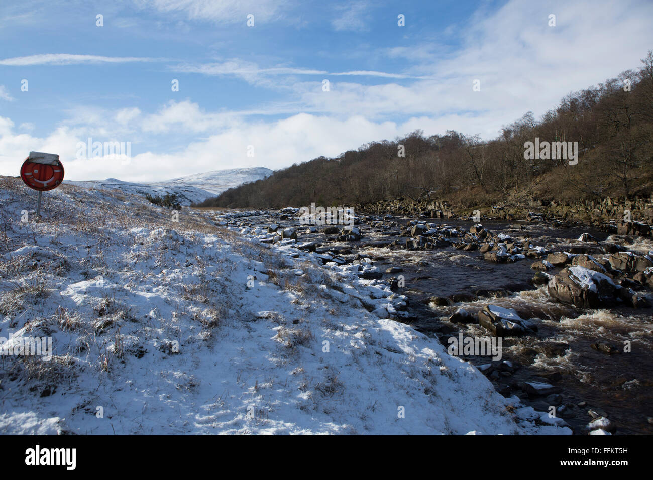Des Flusses Tees am oberen Teesdale im County Durham, England. Schnee liegt am Flussufer. Stockfoto
